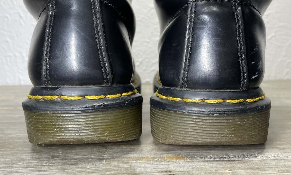 Dr Doc Martens 1460 Womens 7 Black Smooth Leather 8 Eye Combat Boots Punk Goth - Picture 11 of 16